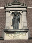 905003 Afbeelding van een beeld van de heilige Antonius in de topgevel van het voormalige St.-Antoniusgasthuis (Prins ...